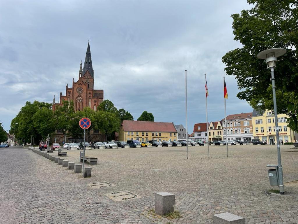Modern Eingerichtet-Stadtnah-Ferienwohnung Mit Geschirrspueler Und Waschmaschine Friedland  Екстер'єр фото